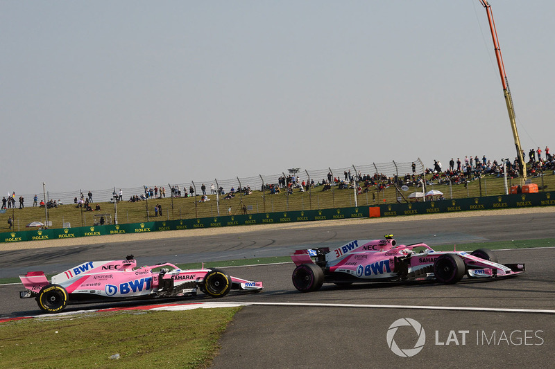 Esteban Ocon, Force India VJM11 e Sergio Perez, Force India VJM11