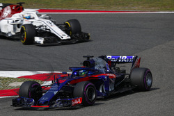 Brendon Hartley, Toro Rosso STR13 Honda, devant Marcus Ericsson, Sauber C37 Ferrari