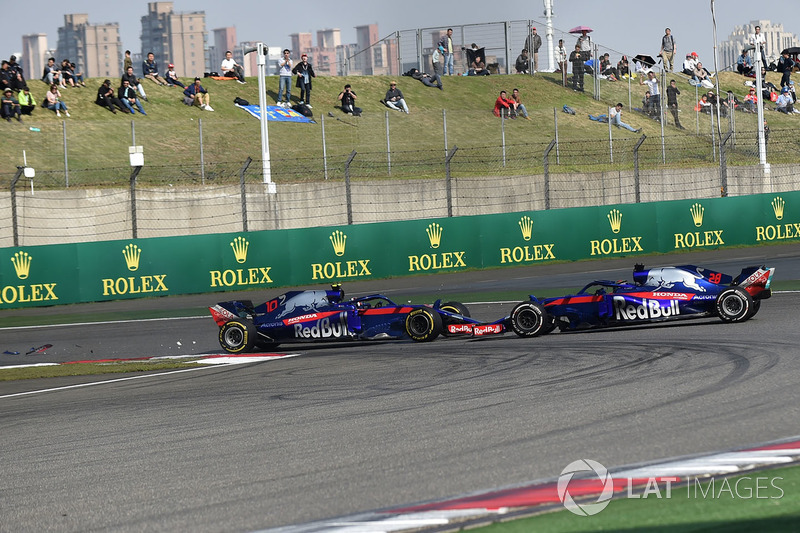 Pierre Gasly, Scuderia Toro Rosso STR13 en Brendon Hartley, Scuderia Toro Rosso STR13 clashen