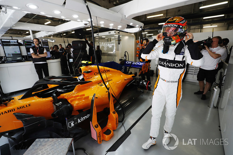Stoffel Vandoorne, McLaren, in the garage