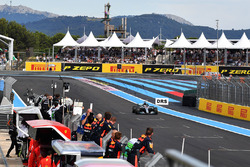 Le vainqueur Lewis Hamilton, Mercedes-AMG F1 W09 franchit la ligne