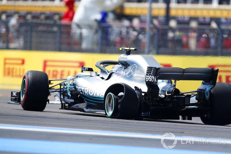 Valtteri Bottas, Mercedes AMG F1 W09, con un pinchazo