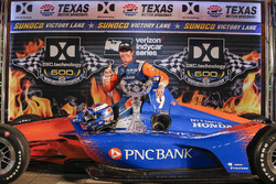 Scott Dixon, Chip Ganassi Racing Honda celebrates in victory lane