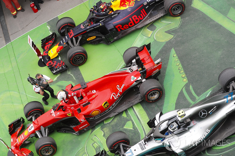 Sebastian Vettel, Ferrari, festeggia la vittoria nel parco chiuso