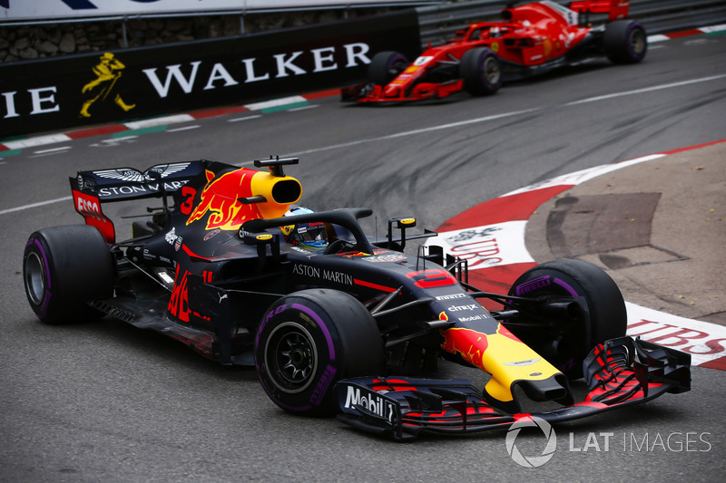 Daniel Ricciardo, Red Bull Racing RB14, lidera a Sebastian Vettel, Ferrari SF71H