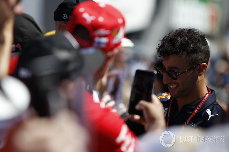 Daniel Ricciardo, Red Bull Racing signs autographs for the fans