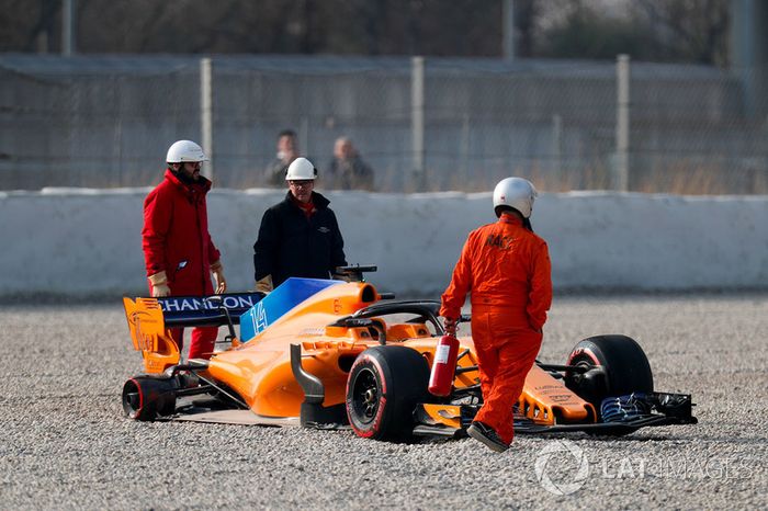 McLaren MCL33 of Fernando Alonso en la trampa de grava después de que se le sale su rueda trasera