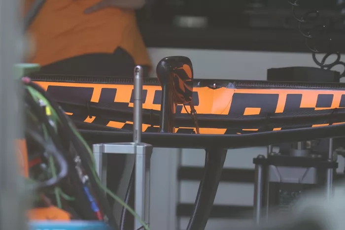 ماكلارين MCL40، التفاصيل الفنية