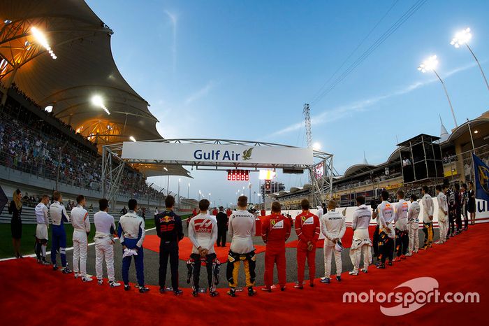 Durante el himno de Bahrein 