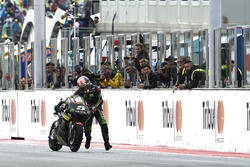 Johann Zarco, Monster Yamaha Tech 3, schiebt sein Bike ins Ziel