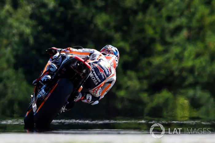 Dani Pedrosa, llega lanzado desde atrás