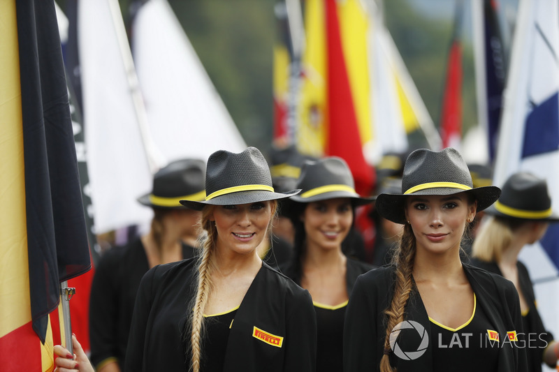 Glamour chicas promocionales de Pirelli llevan banderas