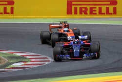 Daniil Kvyat, Scuderia Toro Rosso STR12 voor Fernando Alonso, McLaren MCL32