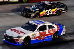 Matt Tifft, Joe Gibbs Racing Toyota y Brandon Jones, Richard Childress Racing Chevrolet
