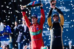 Lucas di Grassi, ABT Schaeffler Audi Sport, y Jean-Eric Vergne, Techeetah, rociar la Champaña en el 