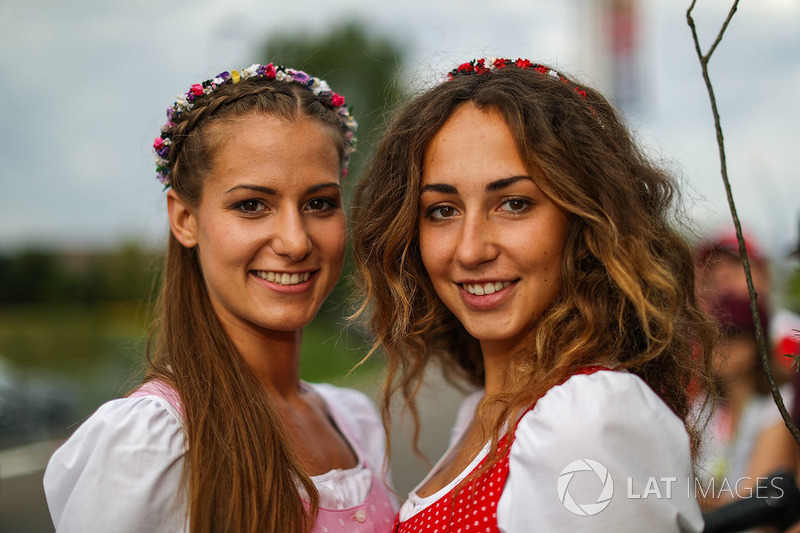 Девушки