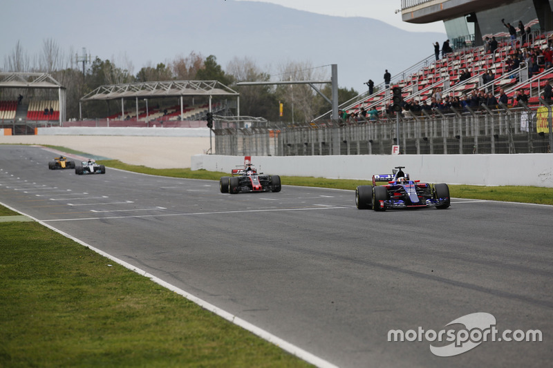Карлос Сайнс-молодший, Scuderia Toro Rosso STR12, випереджає Ромена Грожана, Haas F1 Team VF-17, Валттері Боттаса, Mercedes AMG F1 W08 та Ніко Хюлькенберга, Renault Sport F1 Team RS17