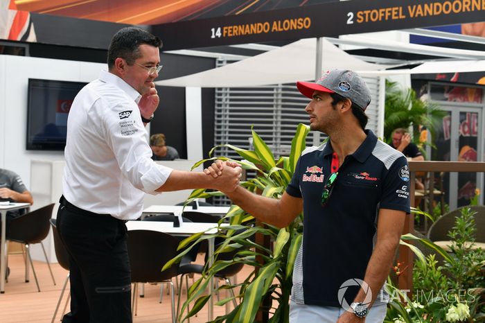 Eric Boullier, Director de carreras de McLaren y Carlos Sainz Jr., Scuderia Toro Rosso