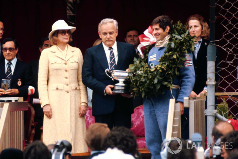 Podio: el ganador de la carrera Jody Scheckter, Wolf WR1 con el Príncipe Rainiero y la Princesa Grac