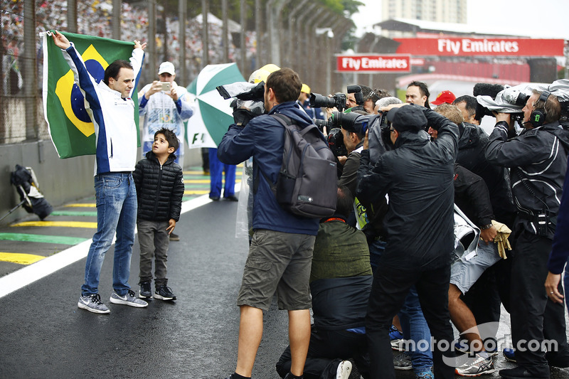 Felipe Massa, Williams, con su hijo celebra con la bandera de Brasil
