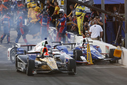 James Hinchcliffe, Schmidt Peterson Motorsports Honda, Helio Castroneves, Team Penske Chevrolet and Takuma Sato, Andretti Autosport Honda crash in pit lane