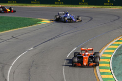 Stoffel Vandoorne, McLaren MCL32, devant Antonio Giovinazzi, Sauber C36