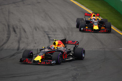 Max Verstappen, Red Bull Racing RB13, devant Daniel Ricciardo, Red Bull Racing RB13