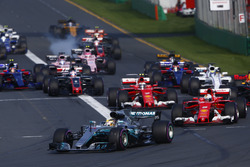 Lewis Hamilton, Mercedes AMG F1 W08, devant Sebastian Vettel, Ferrari SF70H, Valtteri Bottas, Mercedes AMG F1 W08, Kimi Raikkonen, Ferrari SF70H, et le reste du peloton