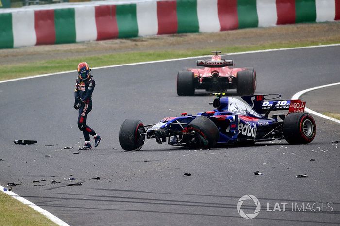 Carlos Sainz, Scuderia Toro Rosso, sufre un accidente con el STR12