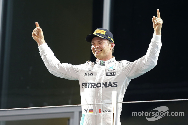 Podio: segundo lugar y nuevo campeón mundial Nico Rosberg, Mercedes AMG Petronas F1