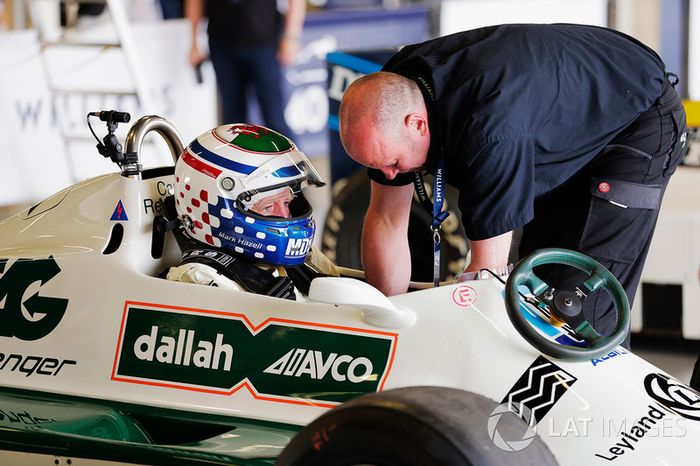 Mark Hazell se prepara para una carrera en el coche de  Carlos Reutemann Williams FW07B