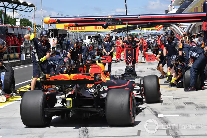 Daniel Ricciardo, Red Bull Racing RB13 pit stop