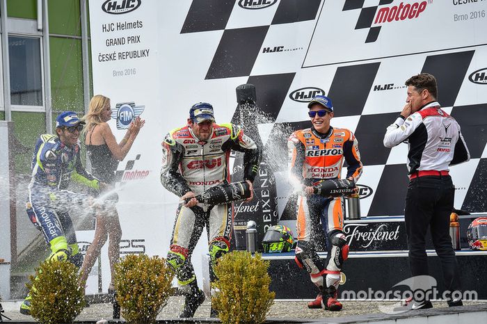 Podio:  Cal Crutchlow, Team LCR Honda, Valentino Rossi, Yamaha Factory Racing,  Marc Márquez, Repsol Honda Team con champagne