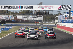 Старт: Норберт Михелиц, Honda Racing Team JAS, Honda Civic WTCC лидирует
