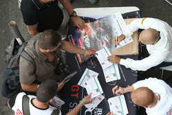 I piloti firmano autografi