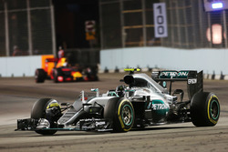 Ніко Росберг, Mercedes AMG F1 W07 Hybrid leads Daniel Ricciardo, Red Bull Racing RB12