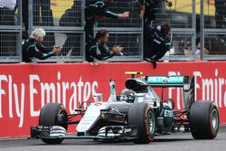 Le vainqueur Nico Rosberg, Mercedes AMG F1 W07 Hybrid