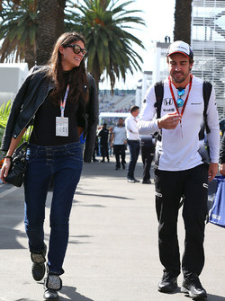 Fernando Alonso, McLaren, mit Freundin Linda Morselli
