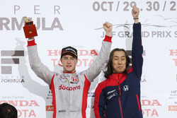 ストフェル・バンドーン(Sroffel Vandoorne, DOCOMO TEAM DANDELION RACING)と村岡潔監督