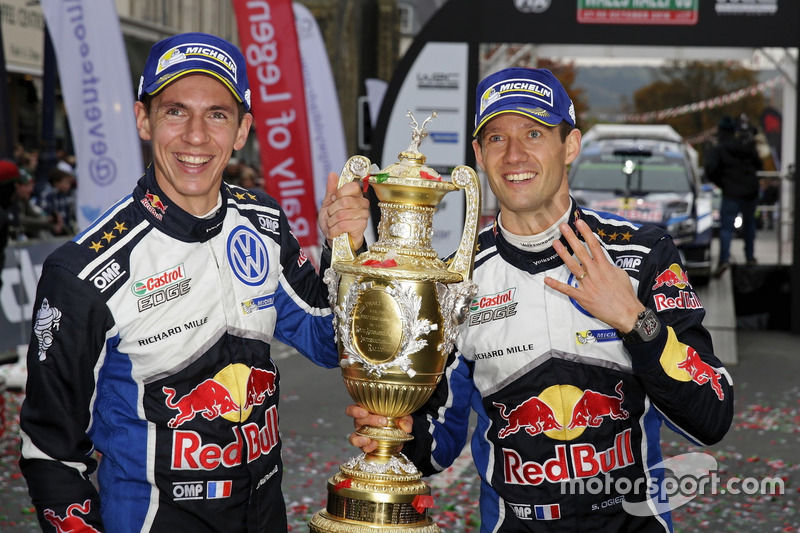 Mit Pokal: 1. Sébastien Ogier, Julien Ingrassia, Volkswagen Polo WRC, Volkswagen Motorsport