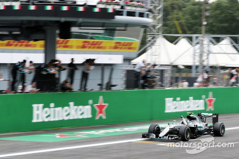 Le vainqueur Nico Rosberg, Mercedes AMG F1 W07 Hybrid, fête sa victoire à la fin de la course