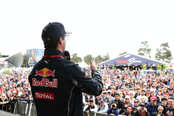 Даніель Ріккардо, Red Bull Racing розмовляє із вболівальниками і Віллом Бакстоном, NBC Sports