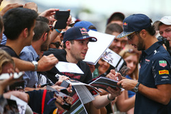 Даніель Ріккардо, Red Bull Racing, дає автографи фанатам