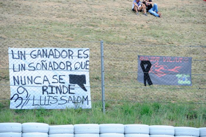 aficionados con bandera de Luis Salom