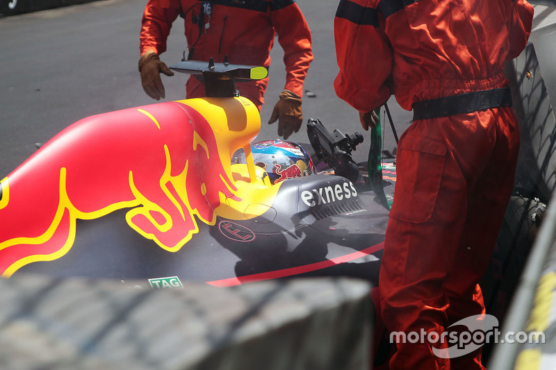 Max Verstappen, Red Bull Racing RB12 va a sbattere in qualifica