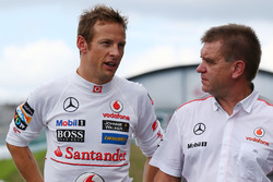 Jenson Button, McLaren avec le Dr Aki Hintsa de l'écurie McLaren