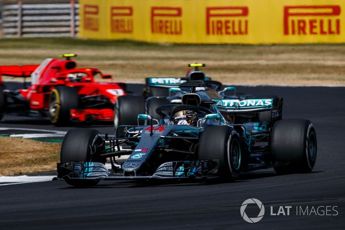 Lewis Hamilton, Mercedes AMG F1 W09, Valtteri Bottas, Mercedes AMG F1 W09, y Kimi Raikkonen, Ferrari SF71H