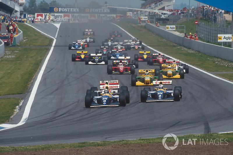 Damon Hill lidera a Alain Prost, both Williams FW15C Renault's, Ayrton Senna, McLaren MP4/8 Ford, Michael Schumacher, Riccardo Patrese, both Benetton B193B Ford's, Jean Alesi, Ferrari F93A, y Michael Andretti, McLaren MP4/8 Ford, al inicio