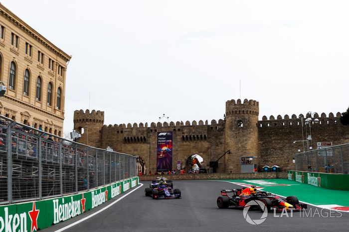 Daniel Ricciardo, Red Bull Racing RB14 Tag Heuer, Pierre Gasly, Toro Rosso STR13 Honda