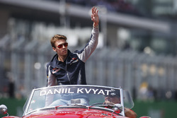 Daniil Kvyat, Scuderia Toro Rosso en el desfile de pilotos